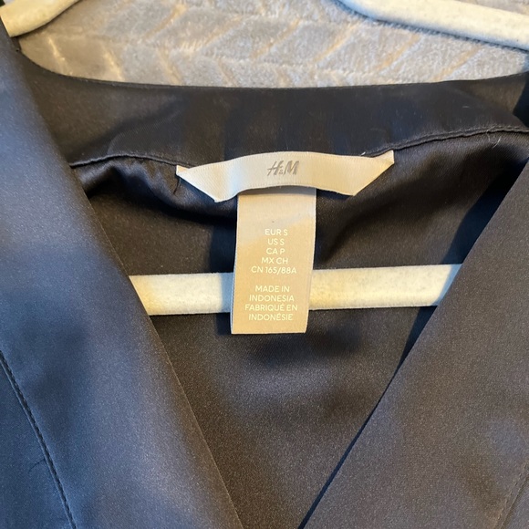 H&M blouse - Picture 3 of 3